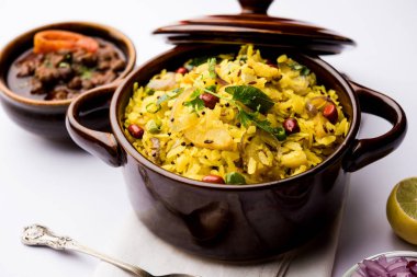 Aloo/Kanda Poha veya baharatlı chana masala/köri ile Tarri Pohe. seçici odak