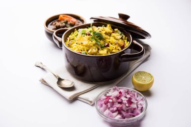 Aloo/Kanda Poha veya baharatlı chana masala/köri ile Tarri Pohe. seçici odak