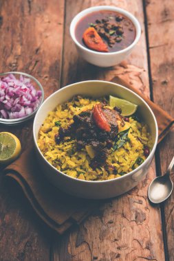 Aloo/Kanda Poha veya baharatlı chana masala/köri ile Tarri Pohe. seçici odak