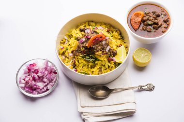 Aloo/Kanda Poha veya baharatlı chana masala/köri ile Tarri Pohe. seçici odak