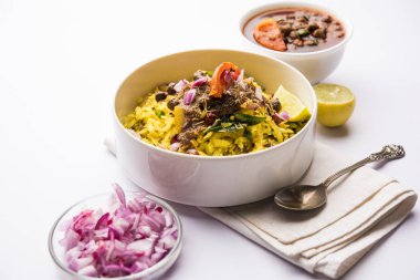 Aloo/Kanda Poha veya baharatlı chana masala/köri ile Tarri Pohe. seçici odak