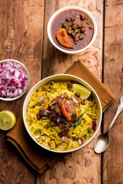 Aloo/Kanda Poha veya baharatlı chana masala/köri ile Tarri Pohe. seçici odak