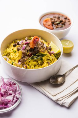 Aloo/Kanda Poha veya baharatlı chana masala/köri ile Tarri Pohe. seçici odak