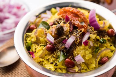 Aloo/Kanda Poha veya baharatlı chana masala/köri ile Tarri Pohe. seçici odak