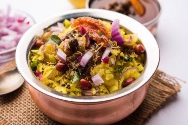 Aloo/Kanda Poha veya baharatlı chana masala/köri ile Tarri Pohe. seçici odak