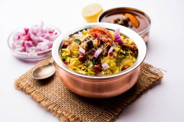 Aloo/Kanda Poha veya baharatlı chana masala/köri ile Tarri Pohe. seçici odak