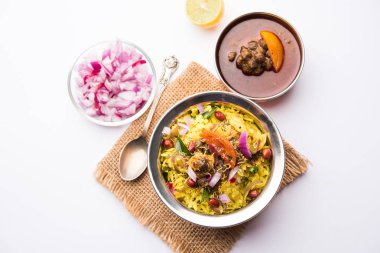 Aloo/Kanda Poha veya baharatlı chana masala/köri ile Tarri Pohe. seçici odak