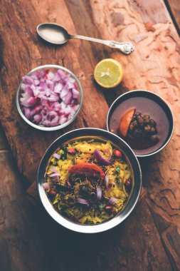 Aloo/Kanda Poha veya baharatlı chana masala/köri ile Tarri Pohe. seçici odak