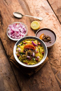 Aloo/Kanda Poha veya baharatlı chana masala/köri ile Tarri Pohe. seçici odak