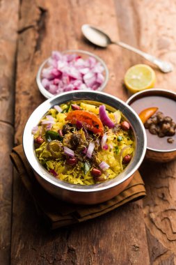 Aloo/Kanda Poha veya baharatlı chana masala/köri ile Tarri Pohe. seçici odak