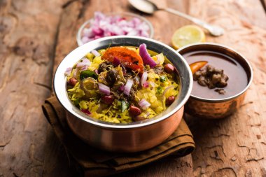 Aloo/Kanda Poha veya baharatlı chana masala/köri ile Tarri Pohe. seçici odak