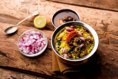 Aloo/Kanda Poha veya baharatlı chana masala/köri ile Tarri Pohe. seçici odak