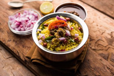 Aloo/Kanda Poha veya baharatlı chana masala/köri ile Tarri Pohe. seçici odak