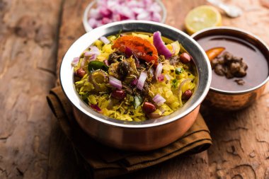 Aloo/Kanda Poha veya baharatlı chana masala/köri ile Tarri Pohe. seçici odak