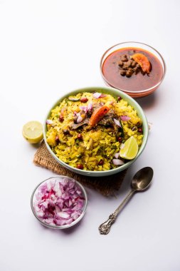 Aloo/Kanda Poha veya baharatlı chana masala/köri ile Tarri Pohe. seçici odak