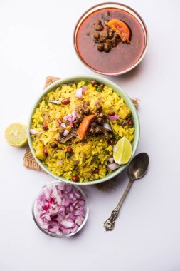 Aloo/Kanda Poha veya baharatlı chana masala/köri ile Tarri Pohe. seçici odak