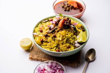 Aloo/Kanda Poha veya baharatlı chana masala/köri ile Tarri Pohe. seçici odak