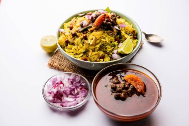 Aloo/Kanda Poha veya baharatlı chana masala/köri ile Tarri Pohe. seçici odak