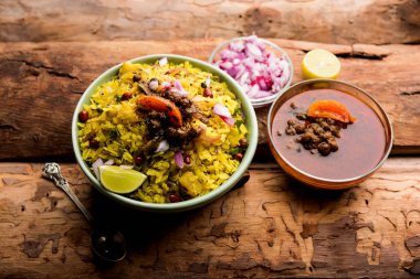 Aloo/Kanda Poha veya baharatlı chana masala/köri ile Tarri Pohe. seçici odak