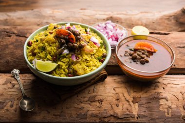 Aloo/Kanda Poha veya baharatlı chana masala/köri ile Tarri Pohe. seçici odak