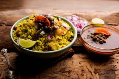 Aloo/Kanda Poha veya baharatlı chana masala/köri ile Tarri Pohe. seçici odak