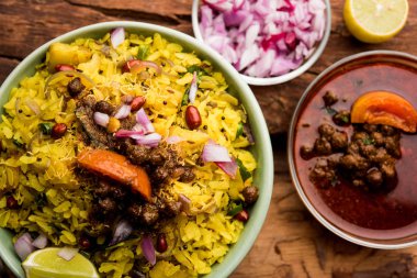 Aloo/Kanda Poha veya baharatlı chana masala/köri ile Tarri Pohe. seçici odak