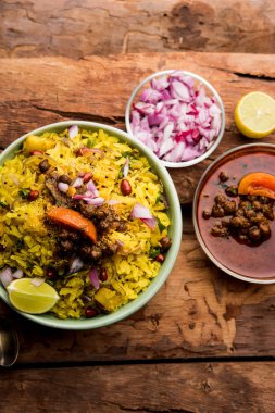 Aloo/Kanda Poha veya baharatlı chana masala/köri ile Tarri Pohe. seçici odak