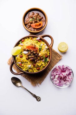 Aloo/Kanda Poha veya baharatlı chana masala/köri ile Tarri Pohe. seçici odak