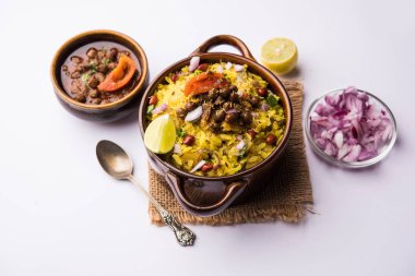 Aloo/Kanda Poha veya baharatlı chana masala/köri ile Tarri Pohe. seçici odak
