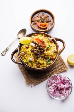 Aloo/Kanda Poha veya baharatlı chana masala/köri ile Tarri Pohe. seçici odak