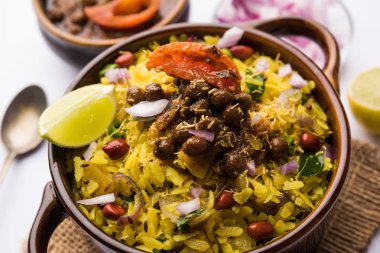 Aloo/Kanda Poha veya baharatlı chana masala/köri ile Tarri Pohe. seçici odak