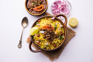 Aloo/Kanda Poha veya baharatlı chana masala/köri ile Tarri Pohe. seçici odak