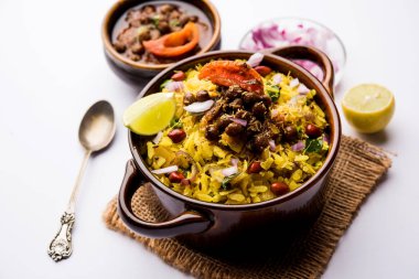 Aloo/Kanda Poha veya baharatlı chana masala/köri ile Tarri Pohe. seçici odak