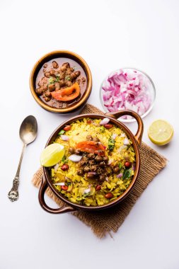 Aloo/Kanda Poha veya baharatlı chana masala/köri ile Tarri Pohe. seçici odak