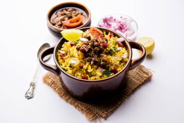 Aloo/Kanda Poha veya baharatlı chana masala/köri ile Tarri Pohe. seçici odak