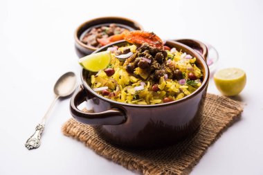 Aloo/Kanda Poha veya baharatlı chana masala/köri ile Tarri Pohe. seçici odak