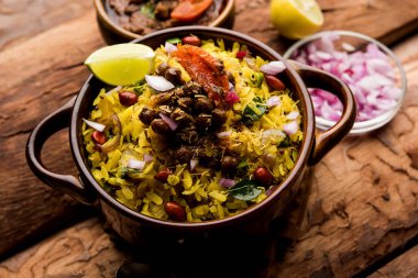 Aloo/Kanda Poha veya baharatlı chana masala/köri ile Tarri Pohe. seçici odak