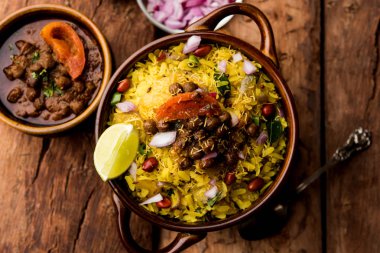 Aloo/Kanda Poha veya baharatlı chana masala/köri ile Tarri Pohe. seçici odak