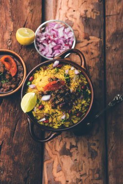 Aloo/Kanda Poha veya baharatlı chana masala/köri ile Tarri Pohe. seçici odak