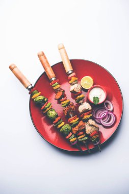 Hariyali kakab tavuk mu ile hizmet Malai Kebap şişleri ve yoğurt dip bir tabak içinde. seçici odak