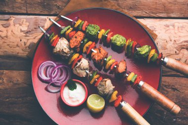 Hariyali kakab tavuk mu ile hizmet Malai Kebap şişleri ve yoğurt dip bir tabak içinde. seçici odak