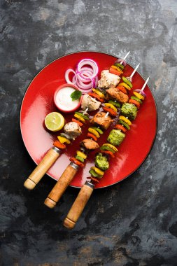 Hariyali kakab tavuk mu ile hizmet Malai Kebap şişleri ve yoğurt dip bir tabak içinde. seçici odak