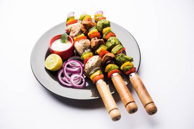 Hariyali kakab tavuk mu ile hizmet Malai Kebap şişleri ve yoğurt dip bir tabak içinde. seçici odak