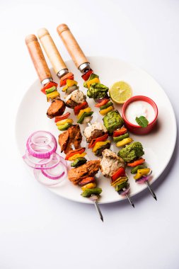 Hariyali kakab tavuk mu ile hizmet Malai Kebap şişleri ve yoğurt dip bir tabak içinde. seçici odak