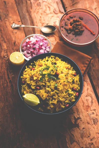 Aloo Kanda Poha Veya Baharatlı Chana Masala Köri Ile Tarri — Stok fotoğraf