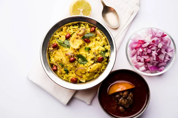 Aloo/Kanda Poha veya baharatlı chana masala/köri ile Tarri Pohe. seçici odak