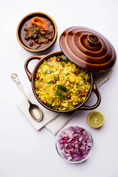 Aloo Kanda Poha Tarri Pohe Com Chana Picante Masala Caril — Fotografia de Stock