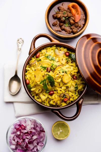 Aloo Kanda Poha Tarri Pohe Com Chana Picante Masala Caril — Fotografia de Stock