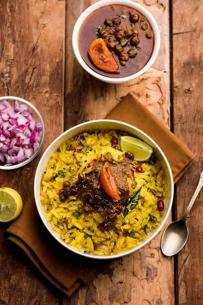 Aloo/Kanda Poha veya baharatlı chana masala/köri ile Tarri Pohe. seçici odak