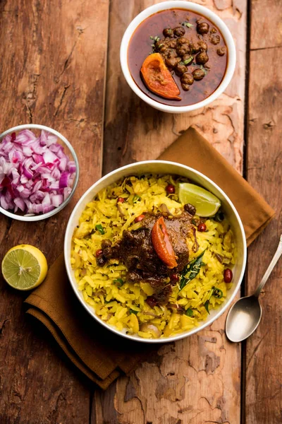 Aloo/Kanda Poha veya baharatlı chana masala/köri ile Tarri Pohe. seçici odak